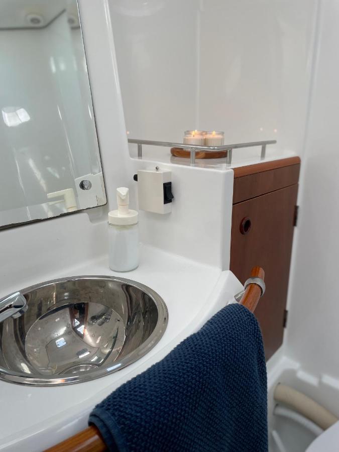 Hotel Beautiful And Comfortable Sailboat With Secure Parking Available Barcelona Exterior foto